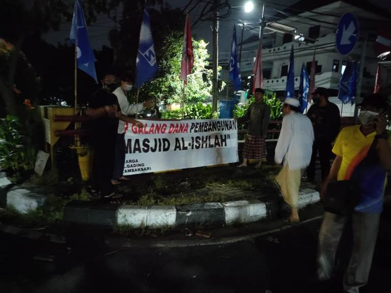 Banner Warga Dirusak Penggalang Dana